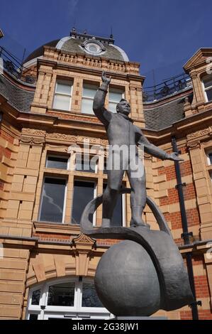 Greenwich, Londres (Royaume-Uni) : la statue de Yuri Gagarin devant l'Observatoire royal Banque D'Images