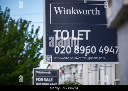 Londres, Royaume-Uni - 10 mai, 2021 - l'agent immobilier signe la publicité à la maison pour le loyer ou la vente autour de Kensal Rise Banque D'Images