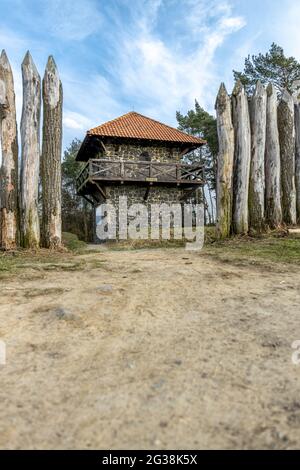 Reconstruit tour de guet romain et palissades à Limes Germanicus, l'ancienne frontière entre l'Empire romain et Germania, à proximité de Pohlheim, en Allemagne Banque D'Images