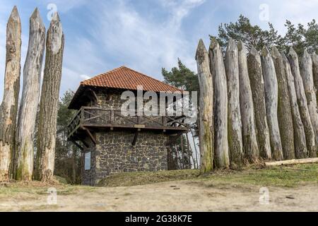 Reconstruit tour de guet romain et palissades à Limes Germanicus, l'ancienne frontière entre l'Empire romain et Germania, à proximité de Pohlheim, en Allemagne Banque D'Images