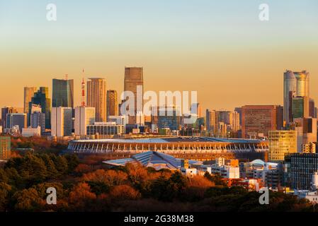 Coucher de soleil avec vue sur le nouveau stade olympique, la célèbre ligne d'horizon de Roppongi et l'emblématique Tour de Tokyo Banque D'Images