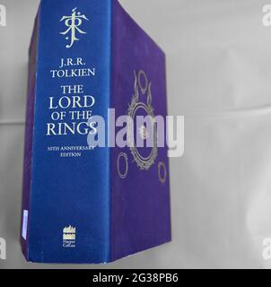 Le Livre du Seigneur des anneaux en noir liant avec un monogramme du Professeur J.R.R.Tolkien sur la colonne vertébrale Banque D'Images