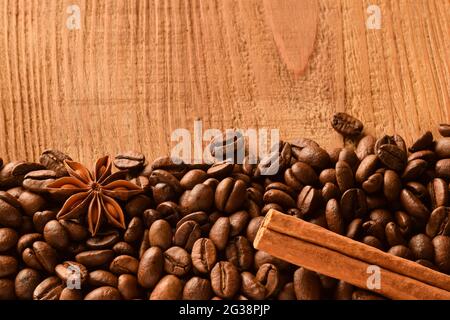 Saupoudrer les grains de café au bas de la photo, ainsi que l'anis et la cannelle. Photo ci-dessus de fond en bois marron vide Banque D'Images