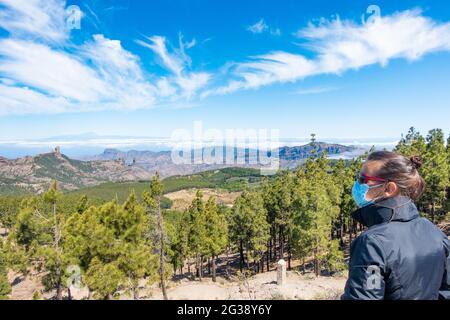 Touriste portant un masque facial à Pico de Las Nieves, le point le plus élevé de la Grande Canarie. Îles Canaries, Espagne Banque D'Images