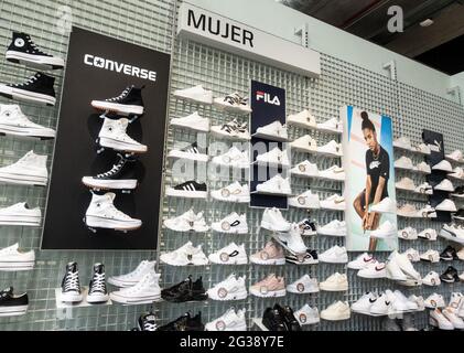 Baskets montantes Converse Run Star de randonnée, chaussures exposées dans un magasin de sport. Banque D'Images