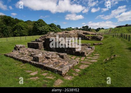 Vestiges de la tête de pont et des tours de guet de l'ancien pont romain traversant l'Irinthing près de Gilsland. Banque D'Images