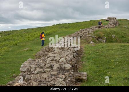 Vestiges d'un segment du mur d'Hadrien, l'ancien mur frontalier romain traversant le nord de l'Angleterre, sur les falaises de Sewingshields Crags près de Milecastle 35 à l'est du fort romain Housesteads. Longeant l'ensemble du site classé au patrimoine mondial de l'UNESCO, le chemin du mur d'Hadrien est l'un des sentiers de randonnée les plus populaires d'Angleterre. Banque D'Images