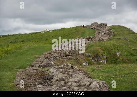 Vestiges d'un segment du mur d'Hadrien, l'ancien mur frontalier romain traversant le nord de l'Angleterre, sur les falaises de Sewingshields Crags près de Milecastle 35 à l'est du fort romain Housesteads. Longeant l'ensemble du site classé au patrimoine mondial de l'UNESCO, le chemin du mur d'Hadrien est l'un des sentiers de randonnée les plus populaires d'Angleterre. Banque D'Images