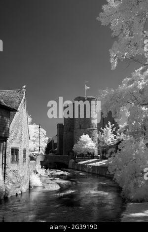 Image infrarouge monochrome de la rivière Great Stour et des tours Westgate à Canterbury, Royaume-Uni. Banque D'Images