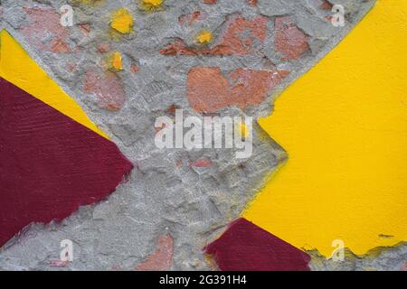 Détail et texture d'un vieux mur en plâtre fissuré, fragment de peinture écaillée ancienne, rayure. Arrière-plan moderne Banque D'Images