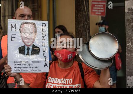 Madrid, Espagne. 14 juin 2021. Un manifestant tient une bannière et des pots criant des slogans pendant le rassemblement de casserole de Madrid pour défendre la réglementation des prix de location, appelée par l'Union des locataires et locataires de Madrid devant le quartier général du parti socialiste espagnol des travailleurs (PSOE). Crédit : SOPA Images Limited/Alamy Live News Banque D'Images