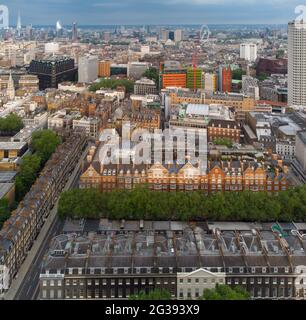 Bedford Square en direction de New oxford Street, tottenham court Road, Central St Giles et Covent Garden, Londres, Angleterre Banque D'Images