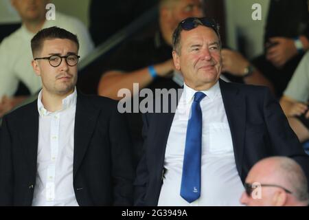 STOCKPORT, ROYAUME-UNI. LE 13 JUIN, LE PRÉSENTATEUR DE SKY TV Jeff Steller (r) en photo avec son fils Robbie lors du match de la Vanarama National League entre le comté de Stockport et Hartlepool United au stade Edgeley Park, Stockport, le dimanche 13 juin 2021. (Credit: Mark Fletcher | MI News) Credit: MI News & Sport /Alay Live News Banque D'Images
