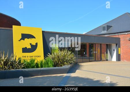 Entrée principale de DDay Story, anciennement le musée DDay sur le front de mer de Southsea à Portsmouth. Le logo jaune et noir est visible sur la gauche. Banque D'Images