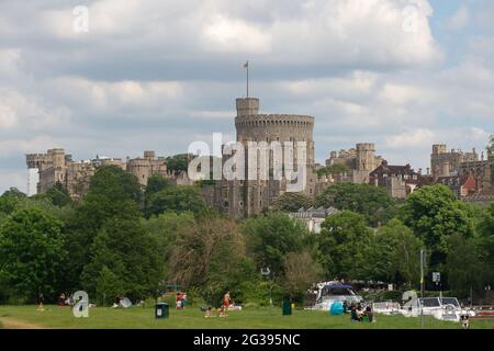 Eton, Windsor, Berkshire, Royaume-Uni. 14 juin 2021. Les gens étaient dehors en appréciant les températures chaudes sur le Brocas à Eton cet après-midi tandis que la vague de chaleur continue. Le temps est prévu pour se briser jeudi avec des orages. Crédit : Maureen McLean/Alay Banque D'Images