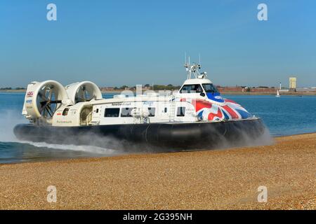 Aéroglisseur de HoverTravel approchant du terminal de Southsea. Les aéroglisseurs emprennent des touristes et des navetteurs entre Portsmouth et Ryde sur l'île de Wight Banque D'Images