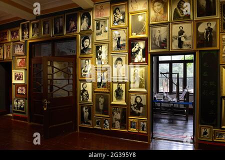 Photos de célèbres femmes chinoises dans les années passées, toutes portant la ligne de robe de Qipao les murs du musée de Qipao dans une ancienne maison à Yantai, en Chine Banque D'Images