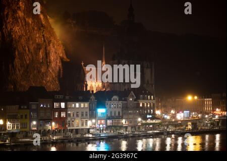 Vue de nuit sur les bâtiments de la petite ville belge Dinant sur la Meuse en Wallonie, Belgique Banque D'Images