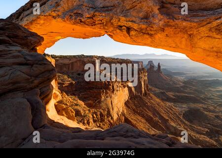 Mesa Arch à Sunrise, Parc national de Canyonlands, Utah, États-Unis Banque D'Images