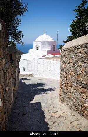 Bâtiments blancs sur l'île grecque de Patmos Banque D'Images