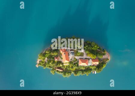 Vue aérienne du lac Bled en Slovénie avec un château au milieu Banque D'Images