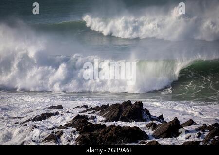 Grandes vagues de surf à Fistral Beach Newquay Cornwall Banque D'Images