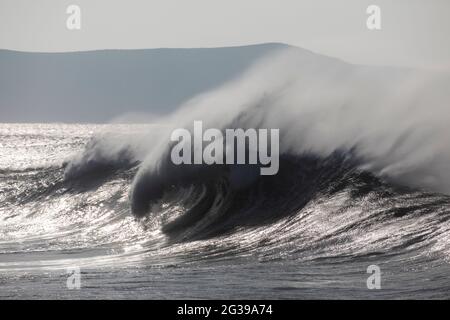 Grandes vagues de surf à Fistral Beach Newquay Cornwall Banque D'Images