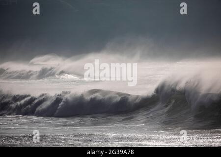 Grandes vagues de surf à Fistral Beach Newquay Cornwall Banque D'Images