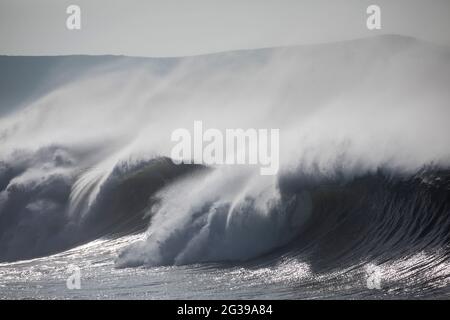 Grandes vagues de surf à Fistral Beach Newquay Cornwall Banque D'Images