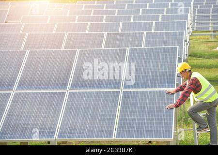 Centrale solaire, panneaux solaires avec technicien Banque D'Images