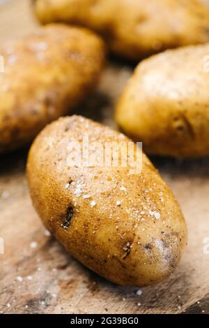 Pommes de terre dorées nettoyées et salées prêtes à cuire Banque D'Images