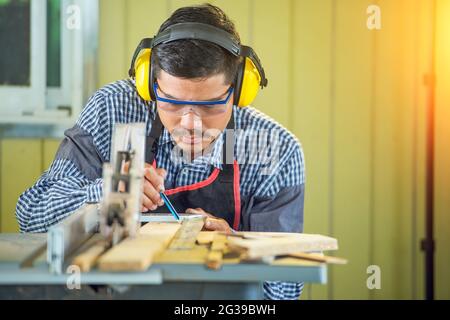 Portrait menuisier homme heureux beau travail Banque D'Images