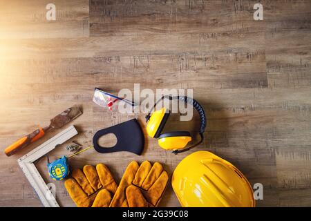 bureau de l'ingénieur entrepreneur.outils d'ingénierie sur le bureau en bois Banque D'Images