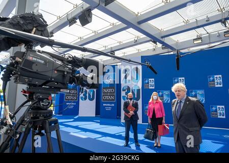 Bruxelles, Belgique. 14 juin 2021. (Le Premier ministre britannique Boris Johnson (R) arrive pour un sommet de l'OTAN au siège de l'OTAN à Bruxelles, Belgique, le 14 juin 2021. Les dirigeants de l'Organisation du Traité de l'Atlantique Nord (OTAN) ont tenu lundi un sommet en face à face pour montrer leur unité et se sont mis d'accord sur le programme « OTAN 2030 » pour relever les défis futurs. (OTAN/Handout via Xinhua) crédit: Xinhua/Alay Live News Banque D'Images