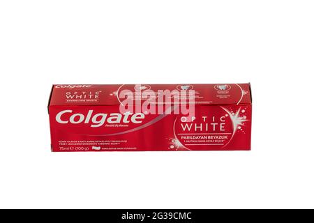 Istanbul, Turquie - 10 juin 2021 : dentifrice Colgate, Advanced sensation White, isolé sur blanc. Colgate est une marque de dentifrice produit par Colgate Banque D'Images