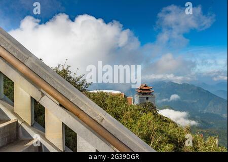 Vue sur le temple de Bich Van Thien Tu au sommet de la montagne Fansipan, Sapa, dans la province Lao Cai du Vietnam Banque D'Images