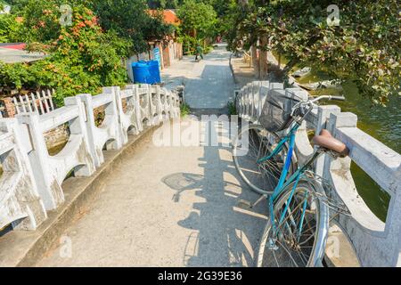 Une bicyclette garée sur une passerelle dans la région de Tam COC de la province de Ninh binh au Vietnam Banque D'Images