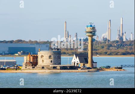 Le château de CalShot, un fort de dispositif d'artillerie construit par Henry VIII sur le Spit de Calshot avec la raffinerie de pétrole de Fawley derrière, vu de la mer Banque D'Images