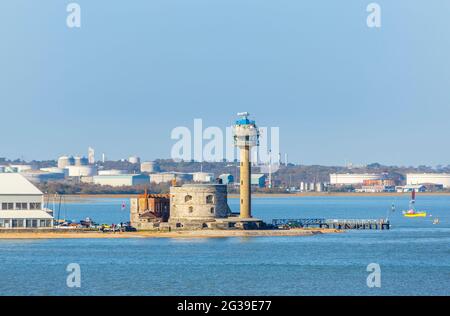 Le château de CalShot, un fort de dispositif d'artillerie construit par Henry VIII sur le détroit de Calshot pour défendre le passage maritime du Solent à Southampton et la tour radar Banque D'Images