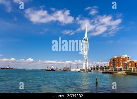 L'emblématique Spinnaker Tower à Gunwharf Quays surplombe le port de Portsmouth, Portsmouth, Hampshire, côte sud de l'Angleterre Banque D'Images