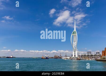 L'emblématique Spinnaker Tower à Gunwharf Quays surplombe le port de Portsmouth, Portsmouth, Hampshire, côte sud de l'Angleterre Banque D'Images