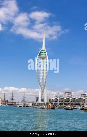 L'emblématique Spinnaker Tower à Gunwharf Quays surplombe le port de Portsmouth, Portsmouth, Hampshire, côte sud de l'Angleterre Banque D'Images