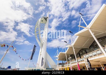 L'emblématique Spinnaker Tower à Gunwharf Quays surplombe le port de Portsmouth, Portsmouth, Hampshire, côte sud de l'Angleterre Banque D'Images