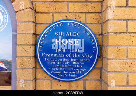 Plaque bleue sur le front de mer de Southsea commémorant Sir Alerc Rose et son voyage d'une seule main dans le monde entier dans son yacht animé Lady, Portsmouth Banque D'Images