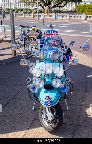 Scooter Lambretta vintage avec plusieurs phares garés sur la promenade de Southsea, Portsmouth, Hampshire, côte sud de l'Angleterre Banque D'Images