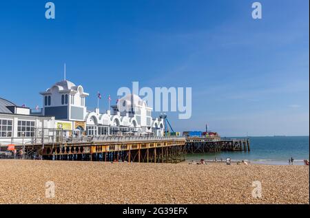 Vue de South Parade Pier à Southsea le long de la plage de sable un jour ensoleillé, Portsmouth, Hampshire, côte sud de l'Angleterre Banque D'Images