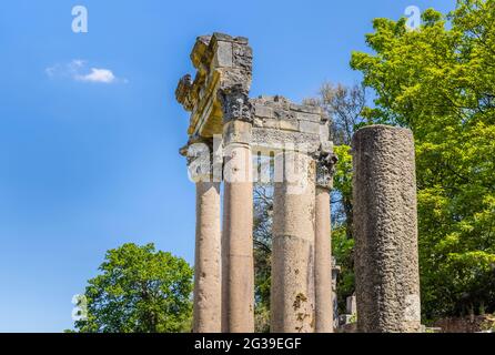 The Ruins, un arrangement géorgien de colonnes, de pierres et de ruines romaines de Leptis Magna à Virginia Water, Windsor Great Park, Surrey, Royaume-Uni Banque D'Images