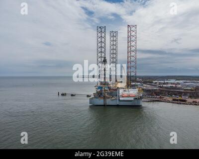 La plate-forme pétrolière « Ran », propriété de Borr Drilling, a été construite en 2013 à Singapour et a trois jambes de 525 pieds de long. Il est ancré dans Sheerness. Banque D'Images