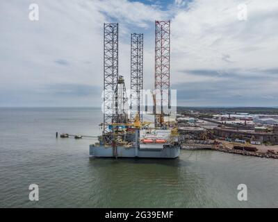 La plate-forme pétrolière « Ran », propriété de Borr Drilling, a été construite en 2013 à Singapour et a trois jambes de 525 pieds de long. Il est ancré dans Sheerness. Banque D'Images