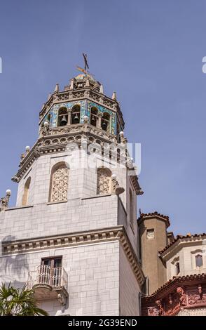 San Simeon, CA, États-Unis - 12 février 2014 : château Hearst. Une tour de près montrant des perles, des sculptures et une croix contre le ciel bleu. Banque D'Images